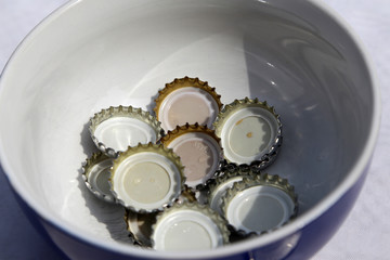 kronkorken in einer wei&szlig;en Porzellan sch&uuml;ssel