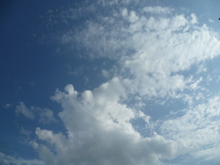 a white cloud flying along the blue sky