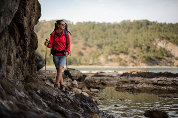 Obraz premium Female traveller walks in front of cliffs
