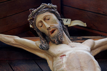 crocifisso in legno dipinto presso la chiesa parrocchiale di San Zeno a Naturno