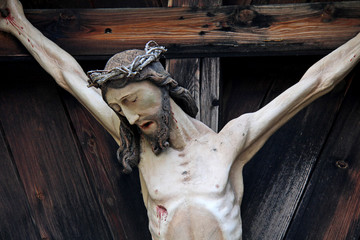 crocifisso in legno dipinto presso la chiesa parrocchiale di San Zeno a Naturno