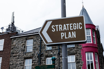 Obraz premium Text sign showing Strategic Plan. Business photo showcasing A process of defining strategy and making decisions Empty street signs on the crossroads with blank copy space