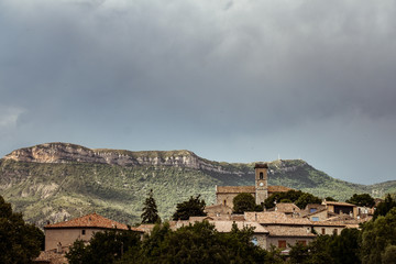 Obraz premium Paysage de montagne et petit village perché de Provence