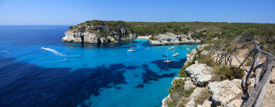 Vue panoramique d'un paysage m&eacute;diterran&eacute;en