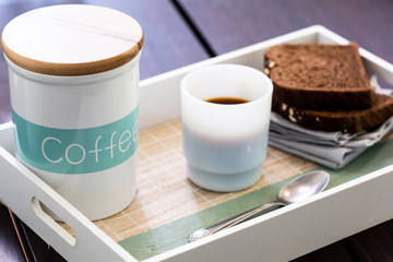 Bandeja con desayuno