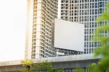 Obraz premium Blank billboard and apartment using as background business concept.