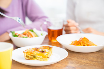 食事をする親子　手元