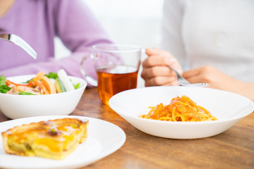 食事をする親子　手元