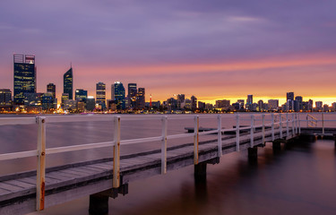 Obraz premium Little Fishing Jetty at Sunrise Overlooking Perth City