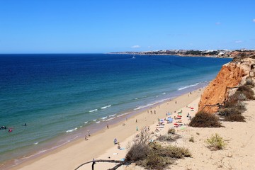La falaisia plage avec ses falaises ocres du Portugal