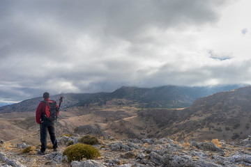 senderista que alcanza la cima de la montaña