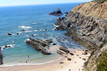 Obraz premium Port de pêche de Zambujeira au Portugal niché au fond d'une crique.