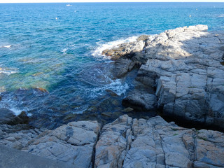 Costa brava catalana, al norte de Cataluña, costa abrupta llena de playas y roca. Costa Brava. Cielo azul, mar azul