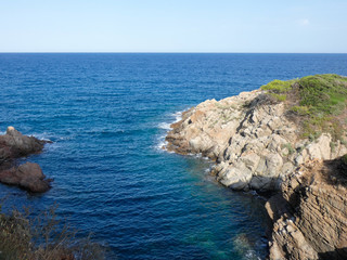 Fototapeta na wymiar Costa brava catalana, al norte de Cataluña, costa abrupta llena de playas y roca. Costa Brava. Cielo azul, mar azul