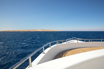 Fototapeta na wymiar Boat heading towards the horizon