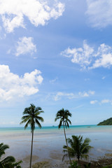 Obraz premium Summer beach in Thailand, blue ocean, sand, and sunshine