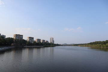 Fototapeta na wymiar view of the river and city
