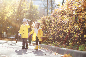 Fototapeta premium Children walk in the autumn park