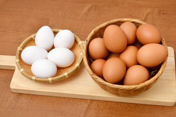 茶色い卵　白い卵
