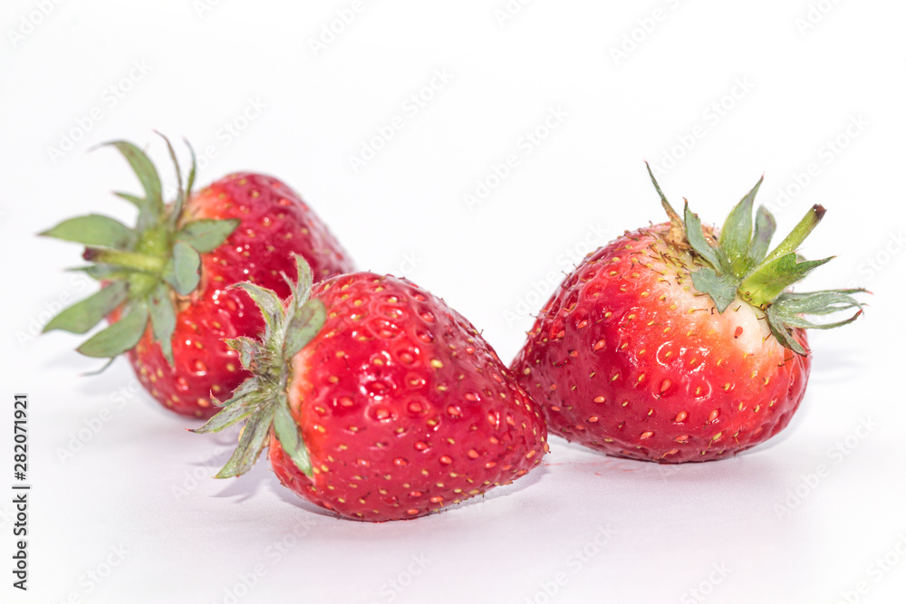 Wall mural close up fresh strawberry isolate on white background.blurred background of fresh strawberry.