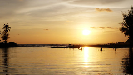 Fototapeta na wymiar Paddle, watch the sunset on a relaxing day on one of the island's beaches.