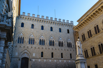 Fototapeta premium Piazza Salimbeni, Siena, Italy