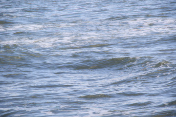 Naklejka premium waves on the beach close up