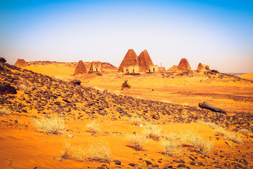 Fototapeta na wymiar Sudan, Italian Tours, Pyramiden von Meroe