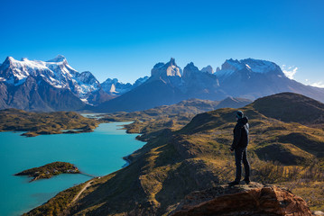 Wanderer am Mirador Condor mit herrlichem Blick auf die Felsen von Los Cuernos und den Pehoe-See im Nationalpark Torres del Paine, Patagonien, Chile