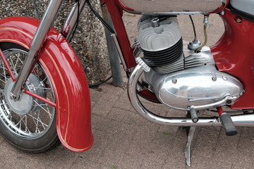 Schutzblech eines Motorrad der Fünfzigerjahre in Rot aus der Tschechoslowakei mit Zweizylinder Zweitaktmotor beim Oldtimertreffen Golden Oldies in Wettenberg Krofdorf-Gleiberg bei Gießen in Hessen