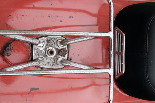 Gepäckträger eines Motortoller der Fünfzigerjahre und Sechzigerjahre in Rot mit Einzylinder Viertaktmotor beim Oldtimertreffen Golden Oldies in Wettenberg Krofdorf-Gleiberg bei Gießen in Hessen