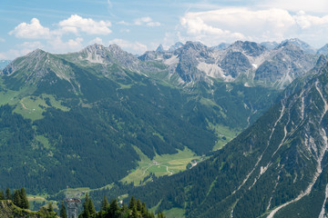 Fototapeta na wymiar Gebirge im Kleinwalsertal