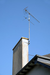 Fototapeta na wymiar antenne sur la cheminée