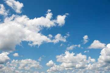 Mavi gökyüzünde bulutlar