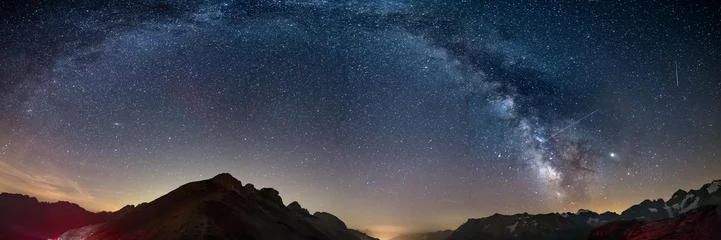 De Melkweg boog sterrenhemel op de Alpen, Massif des Ecrins, Briancon Serre Chevalier skiresort, Frankrijk. Panoramisch uitzicht hoge bergketen en gletsjers, astrofotografie, sterrenkijken © fabio lamanna