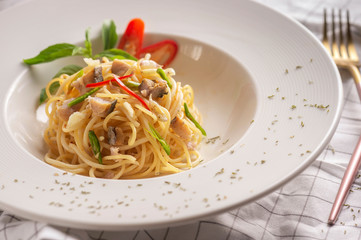 spaghetti with tomato sauce and basil