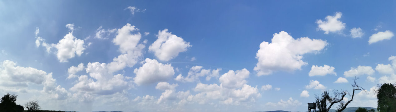 Der blaue Himmel mit Wolken als Panorama