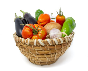 Verdure dal mio giardino cesto di melanzane peperoni cipolla aglio pomodori su fondo bianco