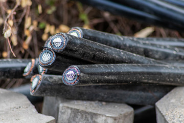 Dicke schwarze Stromkabel zeigen einen bei Bauarbeiten verursachten Leitungsschaden mit Verbindungsstörung