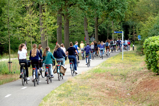 Jugendliche Teenager Gruppe auf Fahrradtour