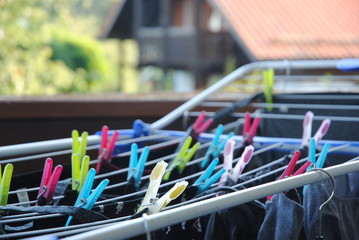 Wäscheständer auf dem Balkon