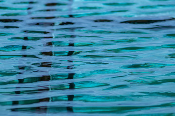 Herrlich t&uuml;rkis-blaues klares Wasser mit Wellen l&auml;dt zum Schwimmen, Abk&uuml;hlen und Baden ein im Sommer und an hei&szlig;en Tagen