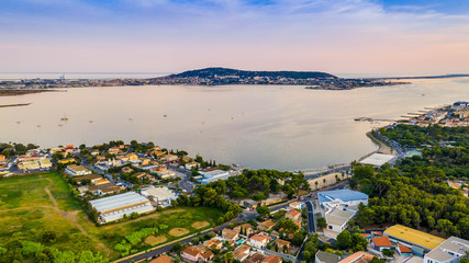 Vue aérienne de Sète et l'étang de Thau au coucher du soleil en Occitania, France