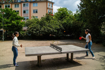 Jogo de ping pong ou tenis de mesa em um parque, em Dusseldorf na Alemanha, Europa