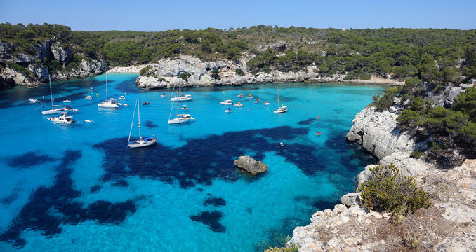 Vue panoramique d'un paysage m&eacute;diterran&eacute;en