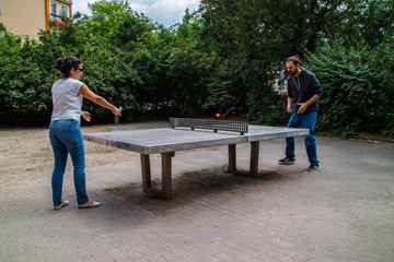 Jogo de ping pong ou tenis de mesa em um parque, em Dusseldorf na Alemanha, Europa