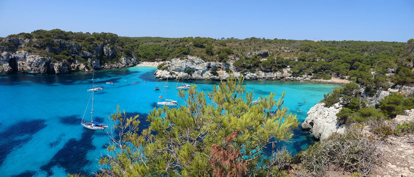Vue panoramique d'un paysage m&eacute;diterran&eacute;en