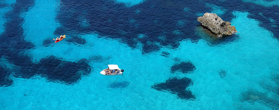 Les eaux turquoises de la mer m&eacute;diterran&eacute;e