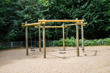 Fototapeta na wymiar Brinquedos para crianças em um parque publico. Alemanha