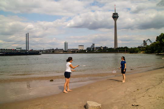 Jogando Badminton na praia do rio Reno em Dusseldorf na Alemanha
